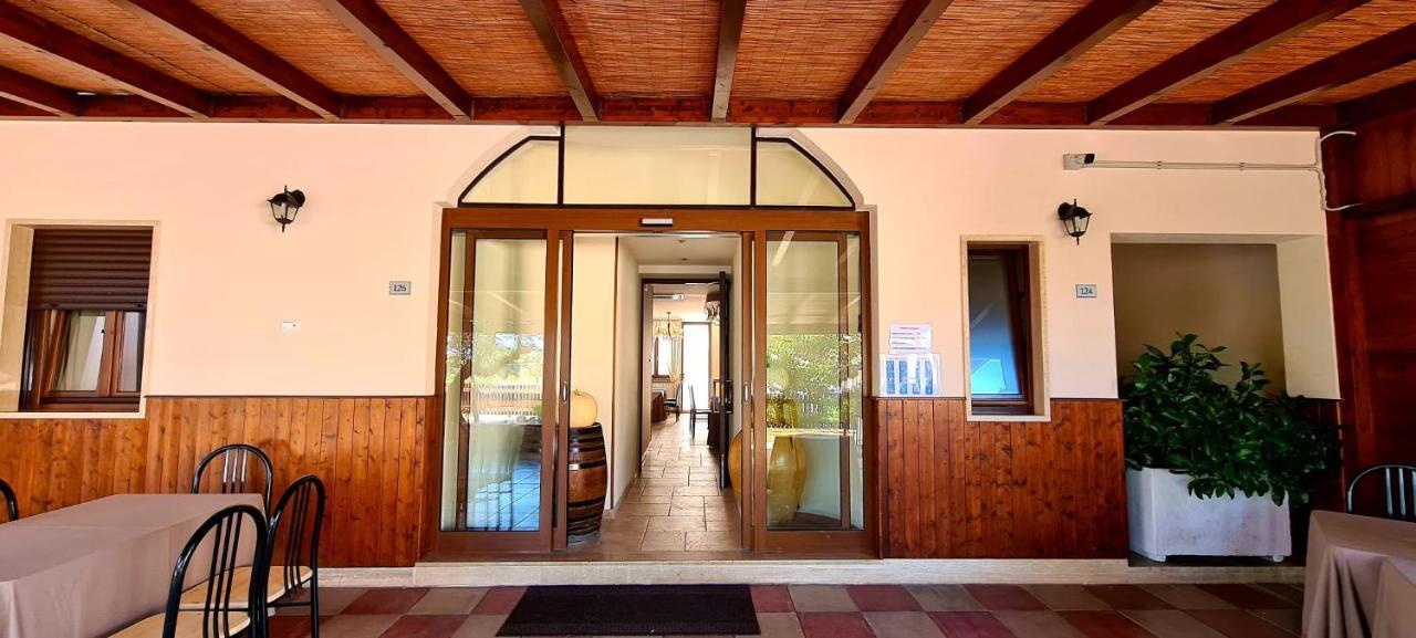 Bed And Breakfast La Terrazza ชิสแตร์นีโน ภายนอก รูปภาพ